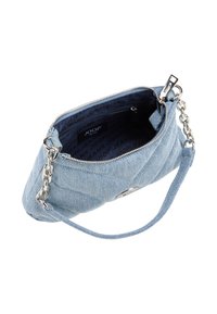 Borsa a spalla in denim di colore azzurro chiaro con motivo trapuntato, finiture in argento, tracolla a catena rimovibile, chiusura con zip e fodera interna stampata con logo.