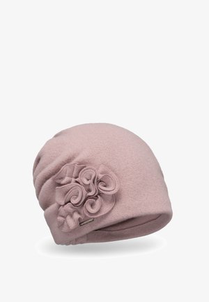 Cappello rosa confetto realizzato in lana, caratterizzato da un grande fiore decorativo con accenti curvi sul lato e un piccolo tag con logo.