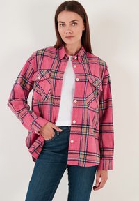 LELA Gombos blúz - fuchsia