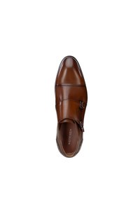 Zapato de vestir de cuero marrón con un diseño elegante, acento de doble hebilla, punta redondeada y costuras detalladas a lo largo de los bordes.