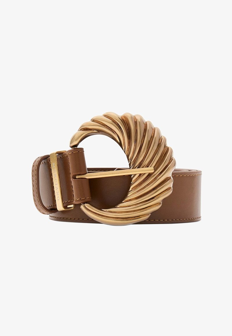 Ceinture en cuir marron avec une grande boucle circulaire torsadée de couleur or et une ardillon assorti également doré.