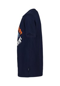 T-shirt en coton bleu marine à manches courtes, avec un imprimé graphique coloré sur le devant. L'ourlet comporte une petite étiquette de la marque sur le côté.