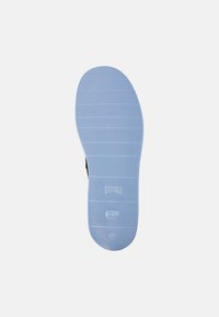 Suola nera con scanalature orizzontali pronunciate. Colore azzurro chiaro con loghi in rilievo e indicatore di taglia. Design piatto e leggermente curvo.