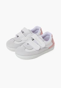 Sneaker grigie chiare con tomaia in suede e sintetico, dotate di due cinturini in Velcro regolabili, dettagli bianchi e una suola in gomma texture.