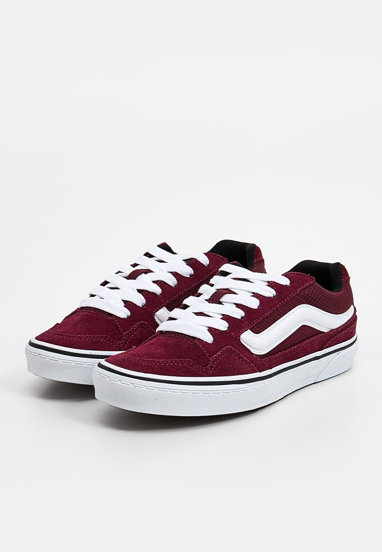 Burgunder Wildleder-Sneaker mit weißen Schnürsenkeln und seitlichem Logo, schwarzem Innenfutter und einer weißen Gummisohle mit schwarzen Streifen.