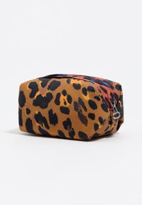 Neceser de maquillaje con estampado de leopardo, base marrón, manchas negras y detalles rojos. Forma rectangular con cierre de cremallera y material de tela.