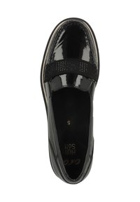 Zwarte pat leather schoen met een plat ontwerp. Heeft een elastische band over de bovenkant en subtiele stikseldetails. Maat gemarkeerd aan de binnenkant.
