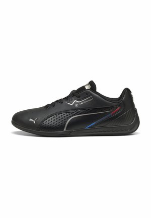 Sort Puma Motorsport sneaker med perforeret side, sølv logo og røde og blå stribedetaljer på sål og øvre side.