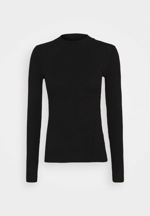 Pull noir à manches longues en maille côtelée avec un col rond et une silhouette cintrée sur fond blanc uni.