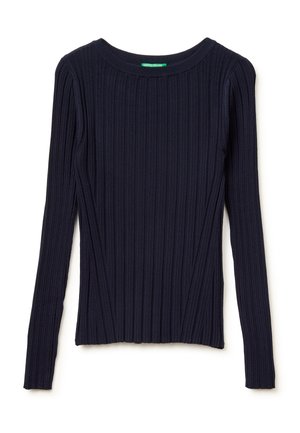 Granatowy sweter z dzianiny prążkowanej z długim rękawem, o dopasowanym kroju i okrągłym dekolcie, z małą zieloną metką marki wewnątrz kołnierza.