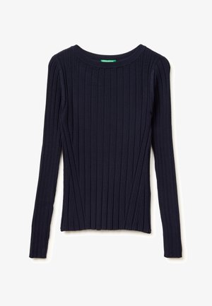 Pull en maille côtelée bleu marine à manches longues avec col rond, coupe ajustée et petite étiquette de marque verte à l'intérieur du col.
