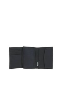 Portefeuille noir triple pli ouvert, montrant trois emplacements pour cartes à gauche, une poche en filet au centre et une poche incurvée à droite.