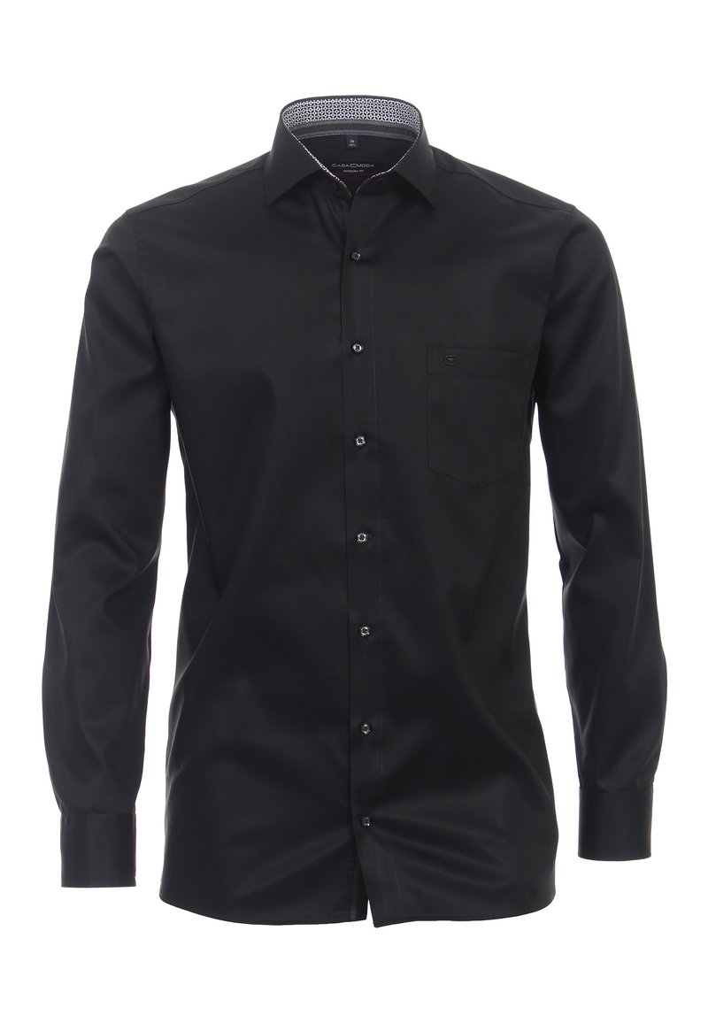 Zwarte lange mouwen shirt van gladde stof, met een puntige kraag, een borstzak en een contrasterende patroon aan de binnenkant van de kraag.