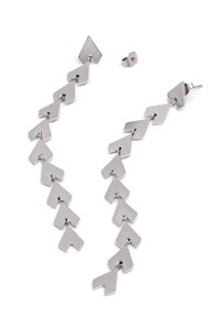 Silberfarbene Ohrringe mit einem Zickzack-Design, das dreieckige und quadratische Formen zeigt, eine glatte Textur und einen Steckverschluss hat.