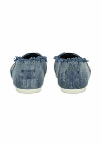 Scarpe slip-on in denim con bordi sfilacciati, una superficie blu testurizzata, suole in gomma bianca e un piccolo logo blu navy sul tallone.