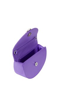 Borsa in pelle viola con forma arrotondata, chiusura a scatto e scomparti interni per il riposto di carte. Texture liscia con hardware minimal.