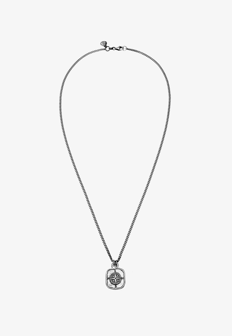 Silverhalsband med en tunn kedja, som har en rektangulär berlock med en ingravyr av en kompassdesign. Berlocken har en polerad yta.