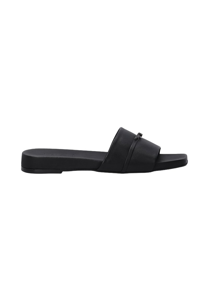 Schwarze Flip-Flops mit flacher Sohle, breitem Riemendesign und einem dezenten, geprägten Detail im Obermaterial für zusätzliche Textur.