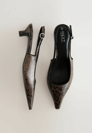 Décolleté slingback in pelle con motivo effetto pitone marrone e nero, tacco a blocco basso e dettagli circolari in argento sugli straps. Finitura interna liscia.