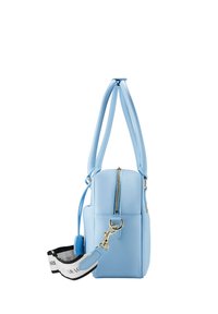 Bolso sintético azul con forma estructurada, cierre de cremallera superior y una correa desmontable con detalles en texto. Acentos de hardware en tono dorado.