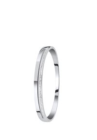 Anillo de plata con una superficie lisa y pulida y un canal de pequeñas piedras transparentes a lo largo de un lado, diseño minimalista, forma circular.
