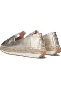 Gouden metallic espadrilles met een zachte stoffen bovenkant, elastische zijopeningen en een met jute omhulde zool. Vlakke rubberen buitenzool voor grip.