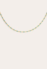 Collar de cadena de oro con pequeñas cuentas de turquesa, alternando con eslabones intrincados, que proporciona un diseño delicado y texturizado.
