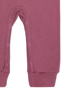 Leggings in cotone viola con chiusura a pressione all'inguine, polsini a coste e una texture liscia con dettagli di cucitura a contrasto.