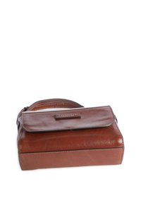 Borsa a tracolla in pelle marrone con una patta piatta superiormente, forma rettangolare e dettagli di cucitura. Presenta un'etichetta metallica con il marchio sul davanti.
