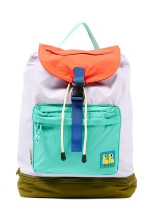 Zaino con patta arancione, cinturino con fibbia blu, tasca frontale verde menta e sezione inferiore verde oliva su sfondo bianco.