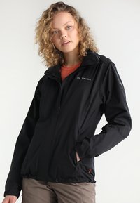 Zwarte waterdichte jas met een slim-fit ontwerp, ritssluiting aan de voorkant, verstelbare manchetten, twee zijzakken en een logo op de borst.