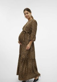 Maxiklänning med leopardmönster, med flerskiktad design, långa ärmar och insvängd midja. Slät tyg och en flödande silhuett.