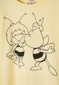 Deux abeilles dessinées, l'une embrassant l'autre sur la joue, toutes deux souriantes les yeux fermés sur un fond jaune clair.