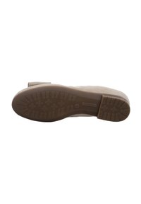 Zapato beige con una suela de goma texturizada, con forma redondeada y material superior suave. Sin patrones o acentos notables.