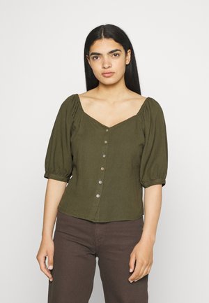 Blusa verde oliva com mangas bufantes, decote arredondado e fecho frontal com botões na mesma cor. Tecido leve.