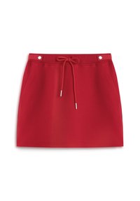 Jupe de sport rouge en tissu doux, dotée d'une taille élastique avec cordon de serrage, de deux poches latérales et de finitions métalliques.
