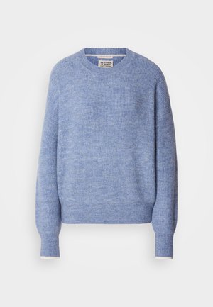 Maglione blu chiaro realizzato in materiale morbido e testurizzato. Presenta un collo a giro e maniche lunghe con polsini a coste. Design minimalista.