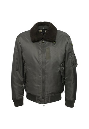 Giacca bomber nera con colletto in morbido shearling marrone, chiusura con zip, polsini a costine e una toppa strutturata sul davanti a sinistra.