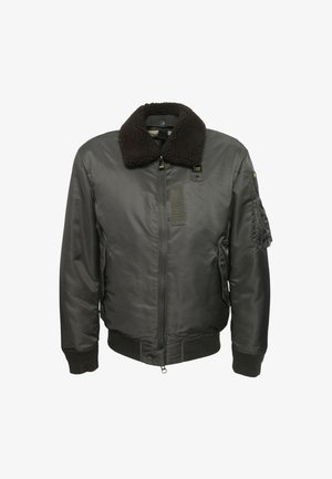 Giacca bomber nera con colletto in morbido shearling marrone, chiusura con zip, polsini a costine e una toppa strutturata sul davanti a sinistra.