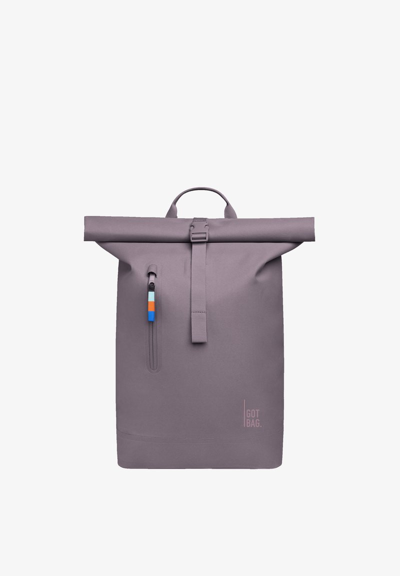 Zaino viola con chiusura a rotolo, tasca frontale con cerniera dotata di linguetta multicolore e logo "GOT BAG" sul lato inferiore destro.