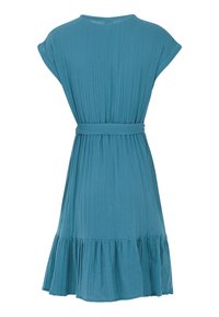 Robe teal à manches courtes, avec une taille cintrée, une texture plissée et une jupe évasée avec un ourlet à volants à la base.