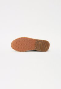 Semelle de chaussure avec motif de bande de roulement carré et texte de logo "Pepe Jeans London" sur fond clair.