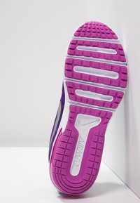 Fialová a bílá podrážka sportovní obuvi s texturovaným gripem a výrazným brandingem Air Max, převážně ve fialové barvě.