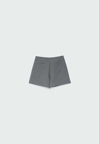 Grijze op maat gemaakte shorts met een vlakke voorkant, twee achterzakken en een gladde textuur. De tailleband is gewoon en de snit is boven de knie.