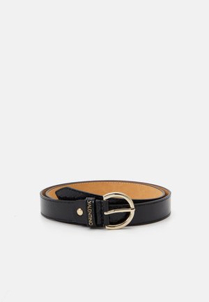 Cinturón de cuero negro con una textura suave, hebilla de metal dorado y detalle de marca. El lado interior es marrón claro, contrastando con el lado exterior.