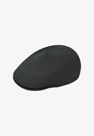 Cappello piatto in maglia nera con motivo testurizzato e corolla arrotondata, comunemente indossato come copricapo casual.