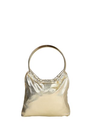 Bolso de mano dorado brillante con textura suave y asas metálicas circulares, diseñado para llevar en la mano o en la muñeca.