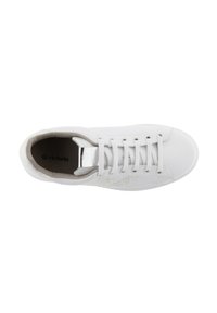 Zapatilla blanca con parte superior de cuero liso, punta redonda y cordones planos. Presenta un acento plateado brillante y un forro interior acolchado de color beige.