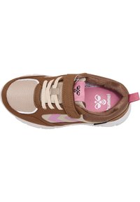 Brauner und beiger Sportschuh mit einem Obermaterial aus Mesh, Klettverschluss, kontrastierenden pinken Akzenten und einer Gummisohle mit strukturiertem Design.