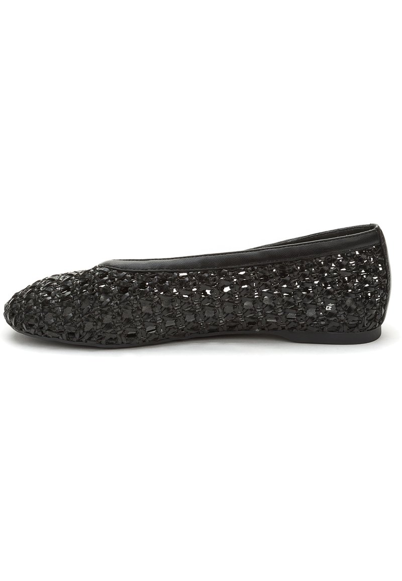 Zapato plano negro con parte superior texturizada y tejida y ribete de cuero liso. Punta redondeada y suela de perfil bajo para mayor comodidad y flexibilidad.